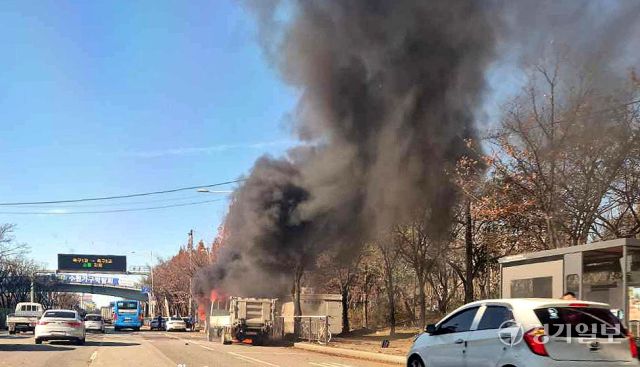 3일 오후 시흥시 정왕동 시흥관광호텔 인근 도로 위 화물차에서 화재가 발생, 불길과 함께 시커먼 연기가 치솟고 있다. 김형수 기자