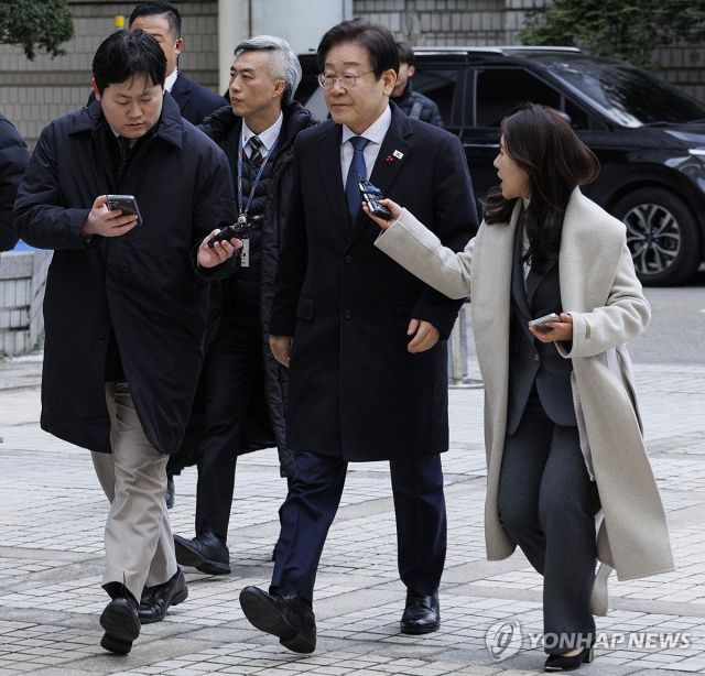 더불어민주당 이재명 대표가 3일 오전 서울 서초구 서울중앙지방법원에서 열린 대장동·백현동·위례신도시 개발비리 및 성남FC 불법 후원금 의혹 사건 공판에 출석하고 있다. 연합뉴스