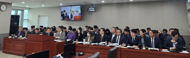 3일 오후 경기도의회 경기도청 예산결산특별위원회 회의실에서 예산 심사를 받는 경기도 관계자들이 질의를 받고 있다. 김경희기자