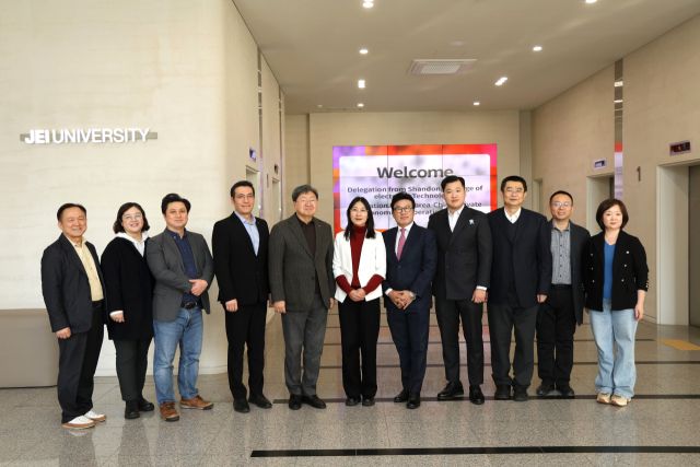 재능대학교와 중국 산동전자직업기술대학 관계자들이 상호 교류와 협력을 확대하기로 약속한 뒤 기념촬영을 하고 있다. 재능대 제