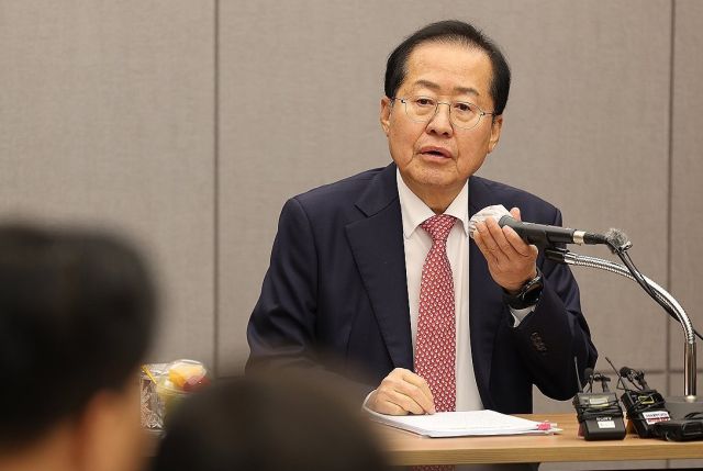 홍준표 대구시장이 26일 오후 대구 북구 대구시청 산격청사에서 열린 송년 기자간담회에서 발언하고 있다. 연합뉴스