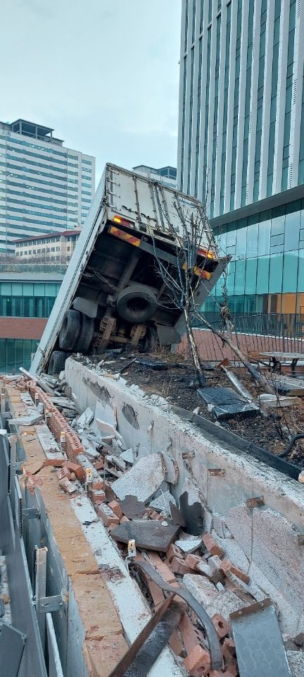 성남 중원구 상대원동 지식산업센터트럭 추락사고 현장. 경기도소방재난본부 제공