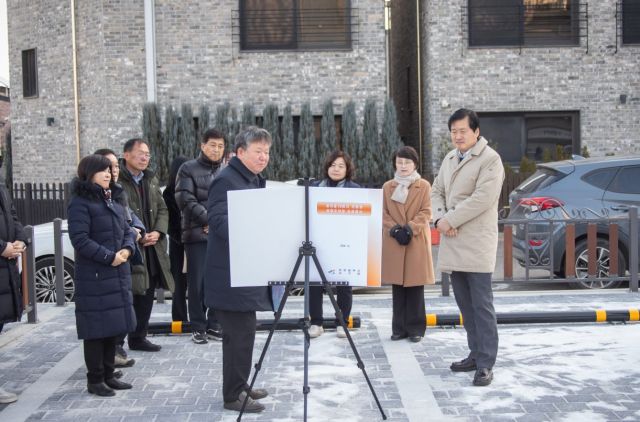 강범석 인천 서구청장이(오른쪽) 청라 노을 공영주차장 임시 개방에 앞서 현장점검을 하고 있다. 서구청 제공