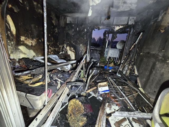 부천시 원미구 춘의동 아파트 화재 현장. 부천소방서 제공