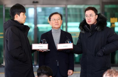 윤석열 대통령 측 윤갑근 변호사가 31일 오전 서울 서초구 서울고검 앞에서 기자간담회를 열고 법원의 윤 대통령에 대해 청구한 체포영장 발부 관련 입장을 말하고 있다. 연합뉴스