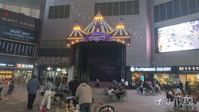 고양 일산서구 대화동 원마운트 중앙광장 전경. 신진욱기자