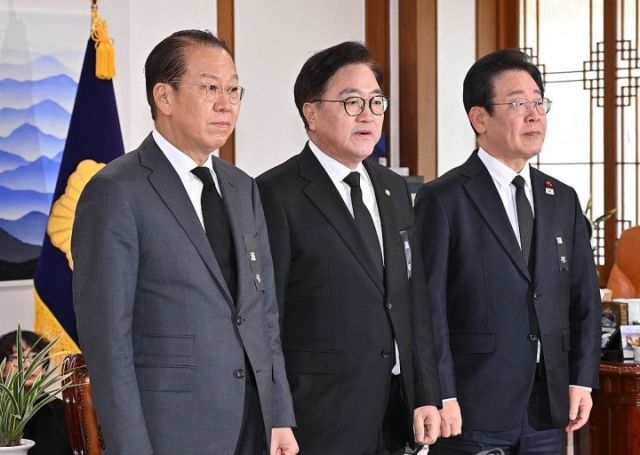 국민의힘 권영세 비상대책위원장(왼쪽부터), 우원식 국회의장, 더불어민주당 이재명 대표가 31일 오후 서울 여의도 국회 의장실에서 회동 전 기념 촬영하고 있다. 연합뉴스