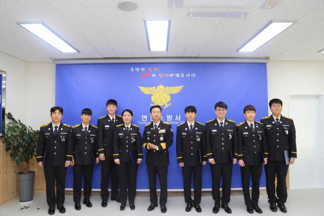 홍의선 연천소방서장이 31일 오후 집무실에서 신규 소방공무원들과 기념촬영을 하고 있다. 연천소방소 제공