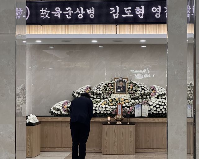 개혁신당 이준석이 의원이 31일 고(故) 김도현 상병에게 예를 갖추고 있다. 의원실 제공