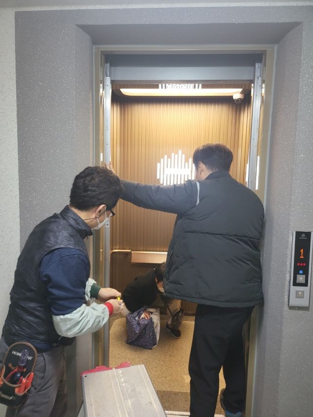승강기에 갇힌 입주민 구조 장면. 힐즈파크 푸르지오 3단지 비대위 제공