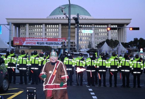 경찰이 4일 오전 7시쯤부터 서울 지하철 9호선 국회의사당역과 국회 앞 지하차도 북단 양방향 도로를 통제하고 있다.조주현기자