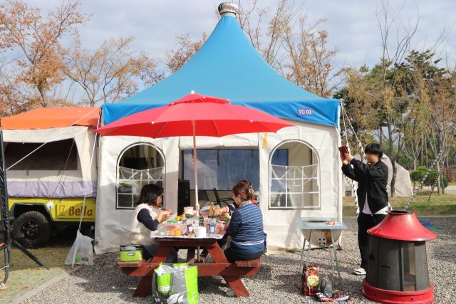 인천지역 그룹홈 아이들이 캠핑 프로그램에 참여해 식사를 즐기고 있다. 초록우산 제공