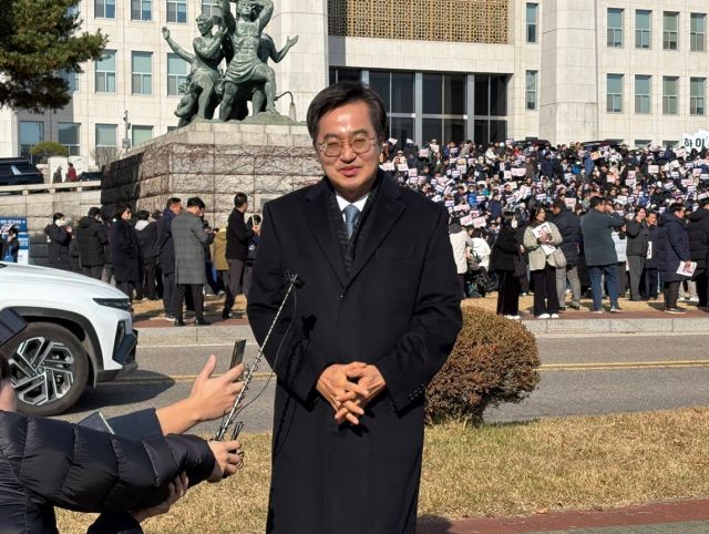 김동연 경기도지사가 4일 국회에서 열린 ‘비상계엄’ 사태와 관련해 윤 대통령 체포를 주장하고 있다. 연합뉴스