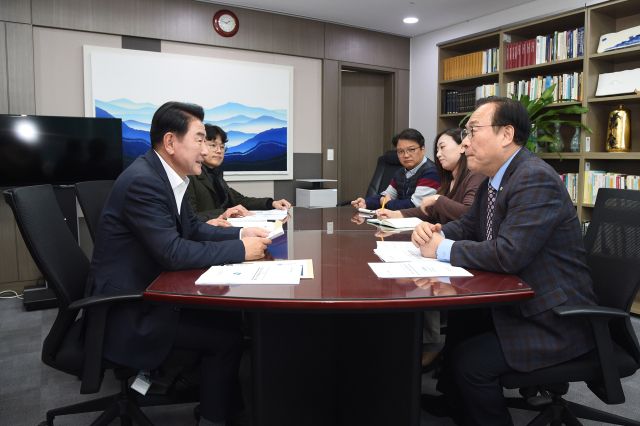 김동근 시장이 지난 3일 국회를 방문해 이재강(의정부을) 의원과 지역 현안사업 등에 대해 논의하고 있다. 의정부시 제공