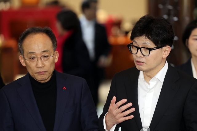 국민의힘 한동훈 대표가 4일 서울 여의도 국회에서 열린 비상의원총회를 마치고 나오며 발언하고 있다. 왼쪽은 추경호 원내대표. 연합뉴스