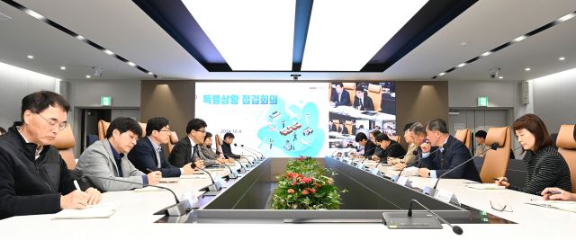 한국공항공사는 4일 서울 강서구 본사에서 전국 14개 공항장 및 경영진이 참여한 ‘특별상황 점검회의’를 열고 전국공항 항공기 안전운항과 여객편의를 위한 준비상황을 점검했다. 공항공사 제공