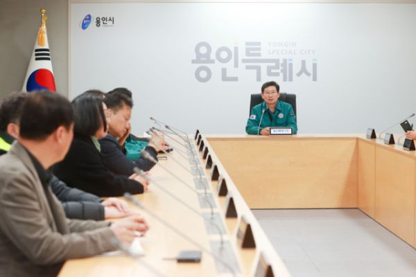 4일 오전 용인시청 영상회의실에서 열린 긴급 간부회의에서 이상일 시장이 회의를 주재하고 있다. 용인특례시 제공