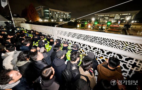 윤석열 대통령이 3일 밤 비상 계엄을 선포한 가운데 4일 새벽 국회의사당 안팎이 계엄을 반대하는 시민과 등으로 북새통을 이루고 있는 모습으로 기사 본문과 구체적인 관련 없음. 경기일보 DB