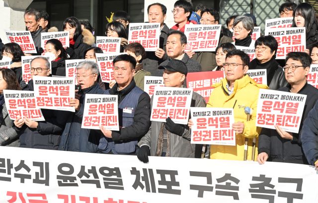 4일 오전 인천 남동구 인천시청 앞에서 열린 ‘헌정유린 내란수괴 윤석열 체포 구속 촉구’ 긴급 기자회견에서 사회대전환 윤석열정권 최진운동본부 참가자들이 구호를 외치고 있다. 조병석기자