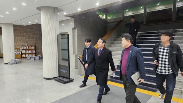 유정복 인천시장이 4일 오전 0시37분께 비상계엄 선포에 따른 주요간부회의를 마친 뒤 청사를 나서고 있다. 경기일보DB