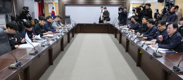 전국철도노동조합이 예고한 총파업을 하루 앞둔 4일 오후 서울 용산구 코레일 서울사옥 영상회의실에서 한국철도공사 한문희 사장과 최명호 철도노조 위원장을 비롯한 노사 교섭위원들이 임금 본교섭 시작을 기다리고 있다. 연합뉴스