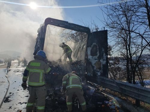 안성 일죽면 중부고속도로 부산 방향 일죽IC 택배차량 화재 현장. 경기도소방재난본부 제공