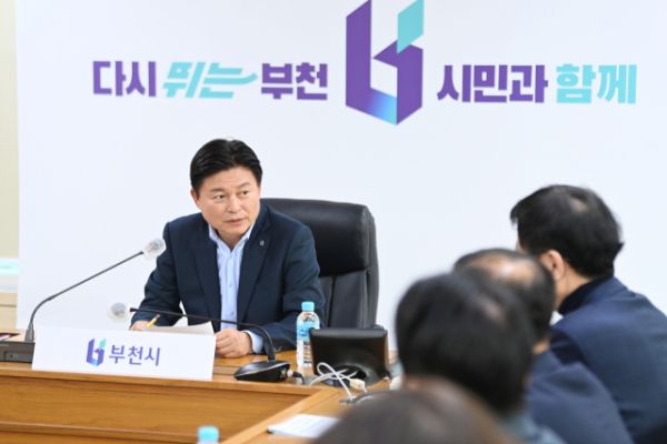 조용익 부천시장이 4일 오전 비상계엄령 선포 이후 즉시 긴급 간부 비상회의를 소집해 시민의 일상 지키기에 총력을 다해달라고 강조하고 있다. 부천시 제공