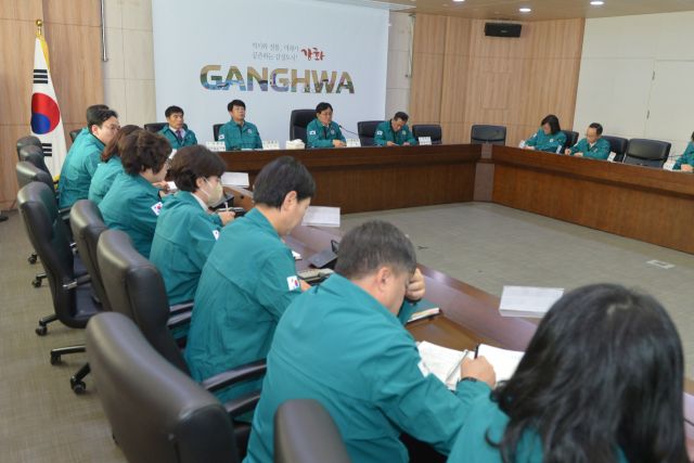 4일 박용철 강화군수가 윤석열 대통령의 비상계엄 선포와 관련해 긴급 간부회의를 하고 있다. 강화군청 제공