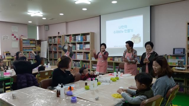 인천 계양구 건강가정·다문화가족지원센터에서 노인 일자리 지원 사업과 연계한 뜨개질 교육이 이뤄지고 있는 모습. 계양구 제공