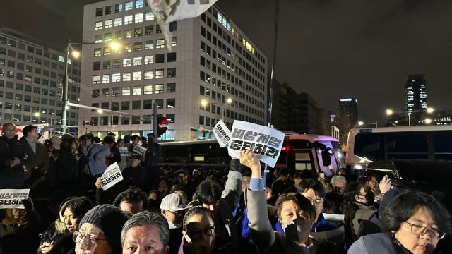 윤석열 대통령이 지난 3일 밤 비상계엄을 선포한 가운데 국회의사당 안팎이 계엄을 반대하는 시민들로 북새통을 이뤘다. 오종민기자