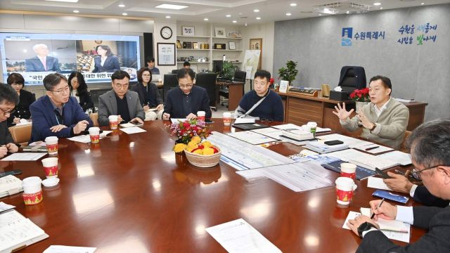 이재준 수원시장이 4일 시청 상황실에서 간부 공무원들과 비상 회의를 진행하고 있다. 수원시 제공