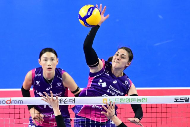 개막 11연승을 질주 중인 인천 흥국생명이 5일 오후 홈에서 이번 시즌 상승세를 타고 있는 화성 IBK기업은행을 상대로 시즌 두 번째 맞대결을 펼친다.KOVO 제공