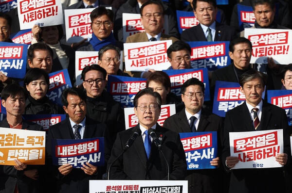 더불어민주당 이재명 대표가 4일 서울 여의도 국회 본청 앞 계단에서 열린 '윤석열 대통령 사퇴촉구 탄핵추진 비상시국대회'에서 규탄사를 하고 있다. 연합뉴스