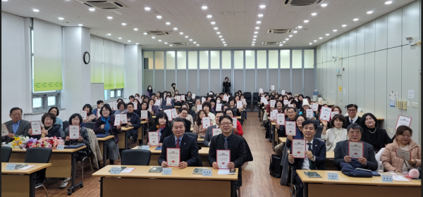 ‘2024년 인천 소비자의 날 기념식’에서 참가자들이 소비자 단체의 다양한 활동을 담은 영상 상영과 토크콘서트 및 퀴즈대회 등 다양한 프로그램을 마치고 기념 촬영을 하고 있다. 인천시 제공