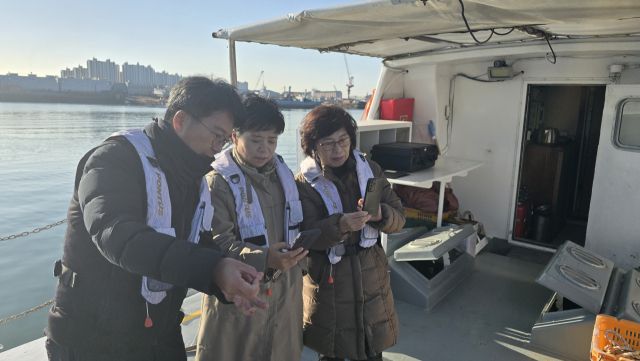 우승범 인하대 경기·인천씨그랜트센터 센터장이(맨 왼쪽) 유승분, 장성숙 인천시의회 의원에게 인천해역의 해양학적 특성을 설명하고 있다. 인하대 제공