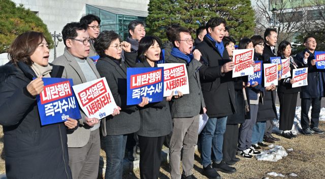 수원특례시의회 더불어민주당 의원 17명이 모여 4일 오후 수원시청에서 열린 비상시국선언에서 윤석열 대통령 사퇴 및 김건희 여사 특검을 요구하고 있다. 홍기웅기자