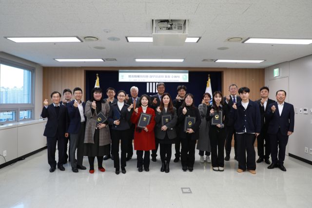 이순국 수원범피 이사장과 김유철 수원지검 검사장, 범죄피해자 지원 유공자들이 5일 수원지검 브리핑실에서 열린 시상식에서 기념촬영을 하고 있다. 수원지역범죄피해자지원센터 제공