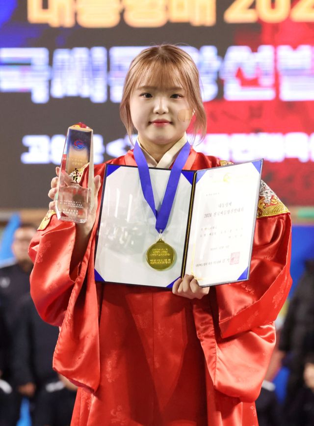 대통령배 2024 전국씨름왕선발대회 여자 국화급서 씨름왕에 오른 수원특례시 박지유.대한씨름협회 제공
