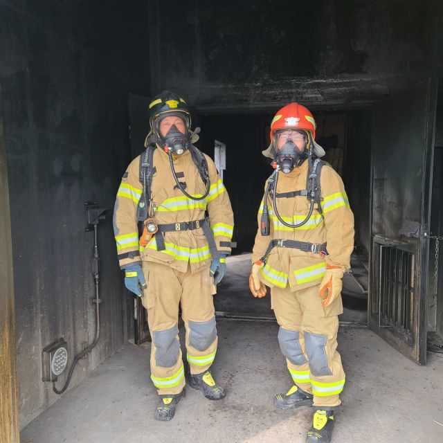 송병준 소방관(좌측)이 중앙소방학교 교육훈련과 동료인 윤종찬 소방관과 지난 2022년 화재교관으로 근무하던 때. 송 소방관은 현직 소방관으로서 현장과 이론을 담아 소방의 역사를 총망라한 책을 펴냈다. 본인 제공