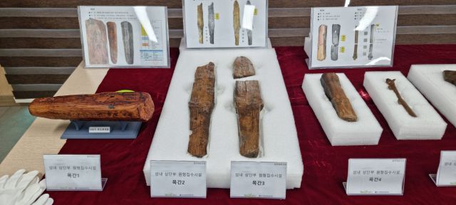 양주 대모산성 집수시설에서 출토된 태봉국 목간. 이종현기자