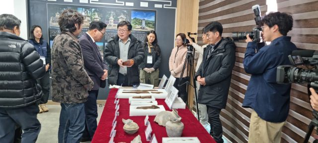 강수현 양주시장(왼쪽 세번째)이 양주 대모산성 집수시설에서 출토된 태봉국 목간에 대해 설명을 듣고 있다.. 이종현기자