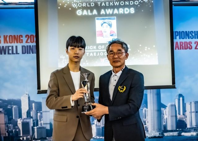 ‘2024 세계태권도연맹(WT) 갈라 어워즈’서 ‘올해의 베스트 킥’ 상을 수상하고 있는 경희대 박태준(왼쪽).세계태권도연맹 제공
