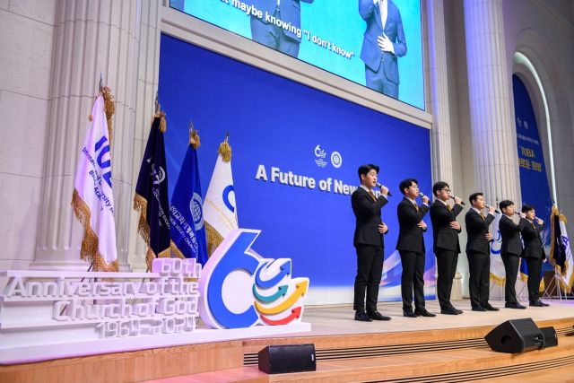 하나님의 교회 설립 60주년 기념행사에서 축하공연을 펼치는 남성 중창단. 하나님의교회 세계복음선교협회 제공