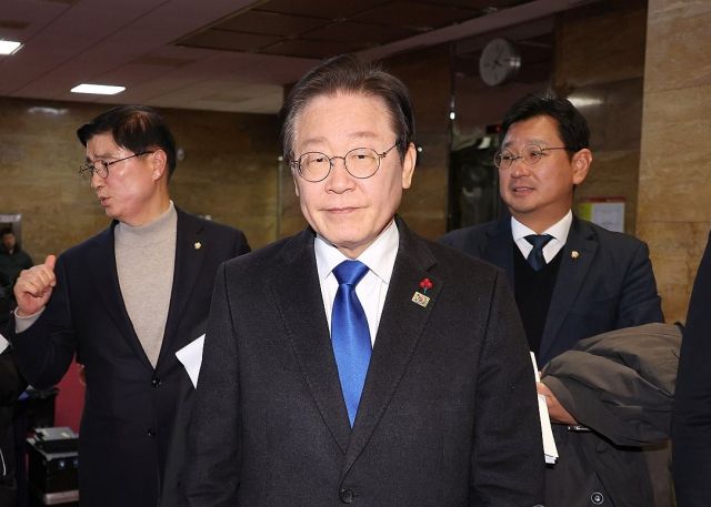 더불어민주당 이재명 대표가 4일 오후 국회에서 열린 비공개 최고위원회의를 마치고 나와 이동하고 있다. 연합뉴스