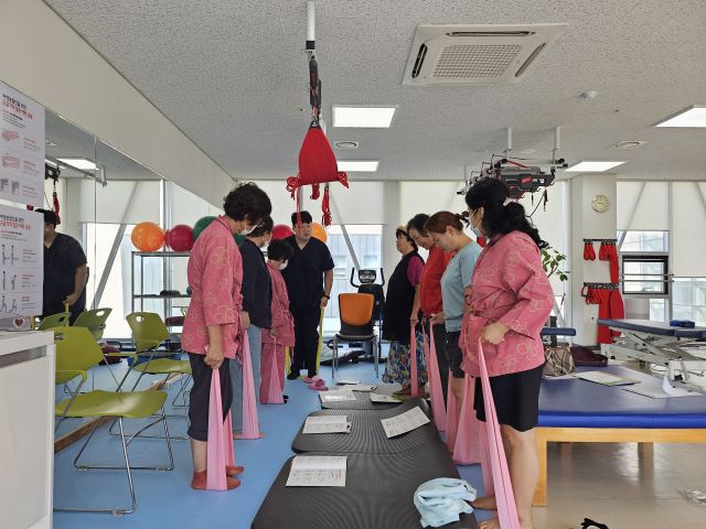 인천 강화군 여성농업인들이 특수 건강검진을 받고 있다. 강화군청 제공