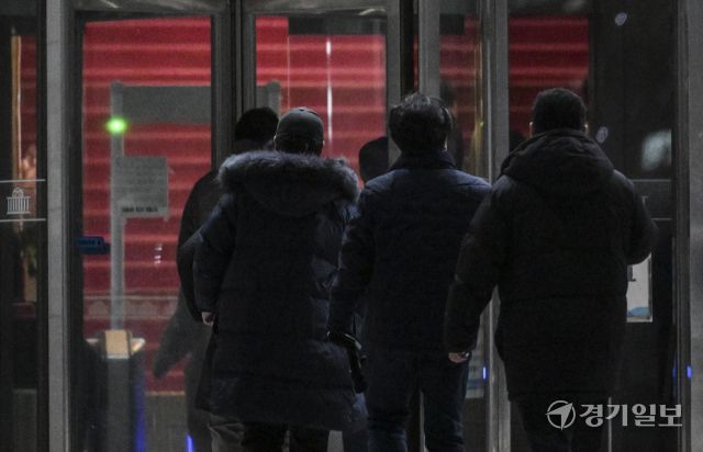 윤석열 대통령 탄핵 표결 D-1, 전운이 감도는 국회의사당 [포토뉴스]