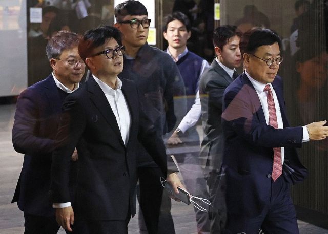 국민의힘 한동훈 대표가 6일 서울 여의도 국회에서 의원총회 도중 회의장을 잠시 나와 이동하고 있다. 연합뉴스