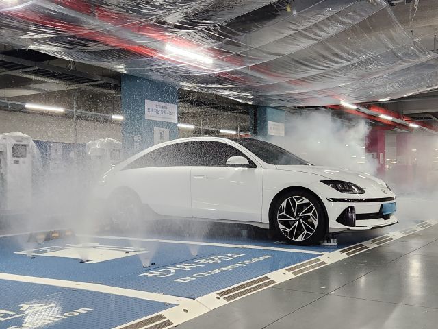 육송㈜이 6일 오전 인천 중구 영종도 모히건 인스파이어 엔터테인먼트 리조트 주차장에서 전기차 화재 확산 방지 시스템 시연 행사를 하고 있다. 이 시스템은 전기차 화재를 감지하면 차량 하부 배터리를 향해 바닥에서 물이 뿜어져 나온다. 황남건기자