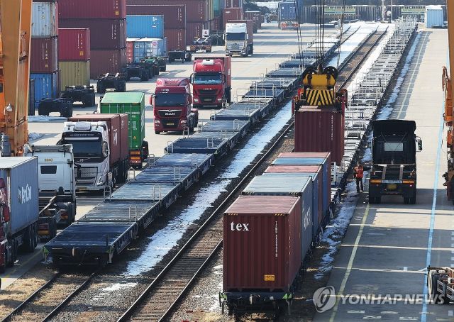 지난 5일 경기도 의왕시 내륙컨테이너기지(ICD)에서 화물열차 컨테이너 하역 작업이 진행되고 있다. 연합뉴스