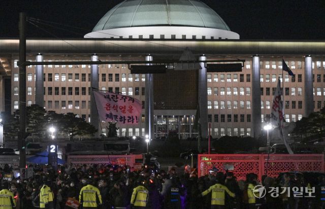 윤석열 대통령 탄핵 표결 D-1, 전운이 감도는 국회의사당 [포토뉴스]